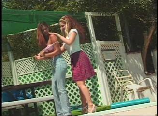 VOP Porno: Des lesbiennes se lèchent et se sucent le clito dans...