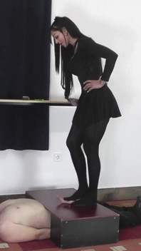Mestra Cleo de meia-calça pisoteia seu escravo ao orgasmo