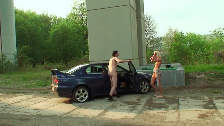 Emma Gold: Sesso pubblico sotto l'autostrada