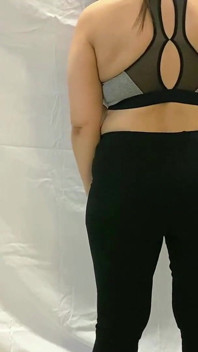 Sıkı taytlı ve spor sutyenli anne ile ateşli yoga