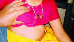 Telugu honey lips: 印度车性爱。德西继母女牛仔在车里操继子大鸡巴。泰卢固肮脏的谈话