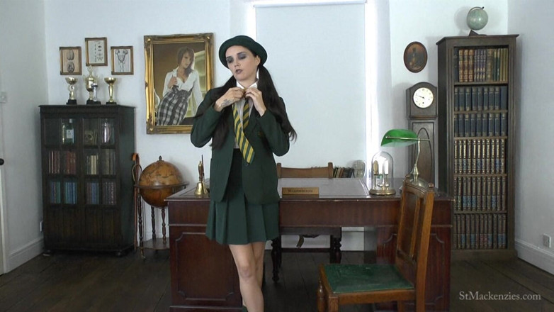 St Mackenzie's Archive: Pixiee leker med sin rivaliserande collegeuniform
