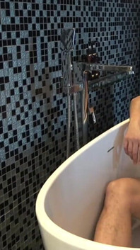 Il papà paffuto piscia nella vasca da bagno