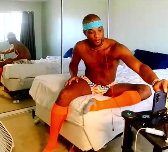 Kennie Jai: Kennie Jai se branle et tire !