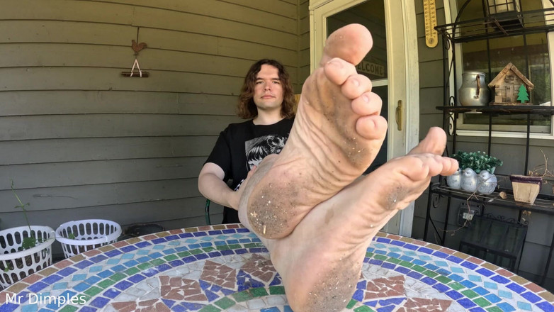 Mr Dimples: Ik pronk met mijn vuile voeten