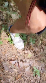 Eu faço xixi sentado nu na floresta e depois ando