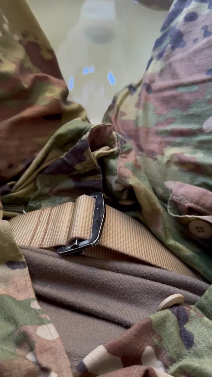 Gay Soldier Stuff: Första Piss-kissa video! Titta medan army specialist går i ett...