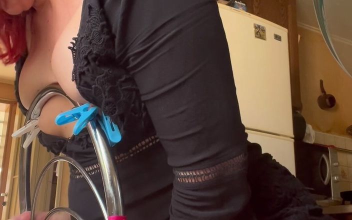 Elena917: Мастурбація з новим обтягуючим одягом і туалетною щіткою на балконі