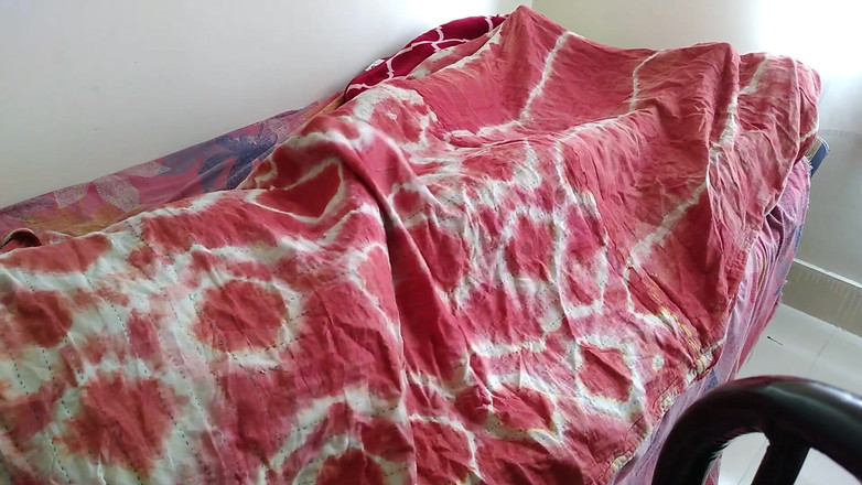 Aria Mia: 배다른 여동생이 자위하는 걸 보고 대물 자지 위에 오르가즘을 느끼는 걸 보고 섹스