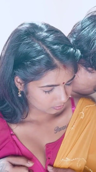 Caliente india Saali ofreció sus pequeñas tetas a su jija