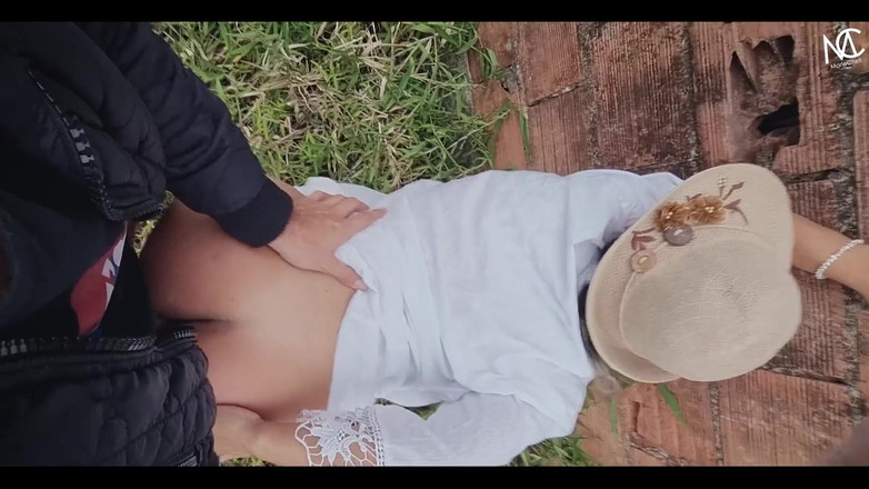 MarieChell: 나는 사진을 찍기 위해 길에있는 작은 집에 들렀고, 우리는 섹스를 끝냈습니다!