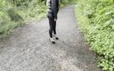 Bootylicious slut: Caminando en el bosque con tacones y cuero