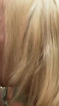 Cock-hungrig blondin med små bröst och våt fitta knullar vilt för att få sperma stänk i ansiktet