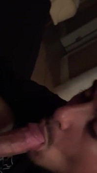 Latino slurps em um bwc