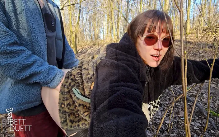 BettDuett: Seen by a Stranger After Outdoor Sex