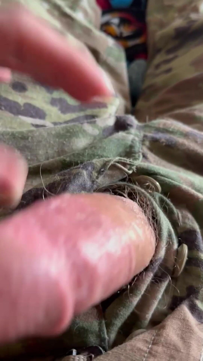 Gay Soldier Stuff: Żołnierz armii szarpie się w niektóre szorty boxer w kratę...