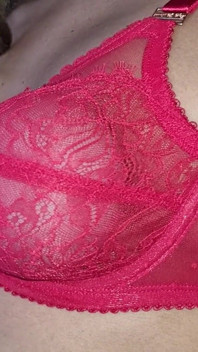 Áo ngực ren đỏ gợi cảm, găng tay lycra, vuốt ve bộ ngực tròn trịa và săn chắc của tôi