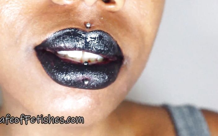 Chy Latte Smut: Zwarte lippenstift aanbrengen