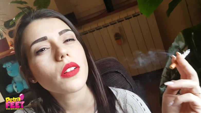 Smokin Fetish: shaandaar kaale baal vaali beb sigaar se bahut pyar karti...