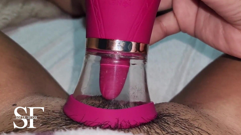 sofiasexxx: Nieuw seksspeeltje zorgt ervoor dat mijn poesje een orgasme krijgt
