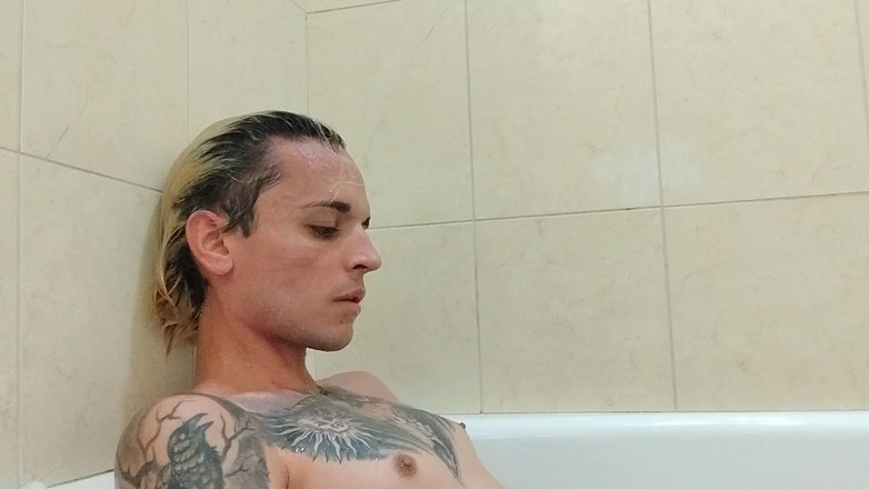 Vovxxx: Bathing in My Piss