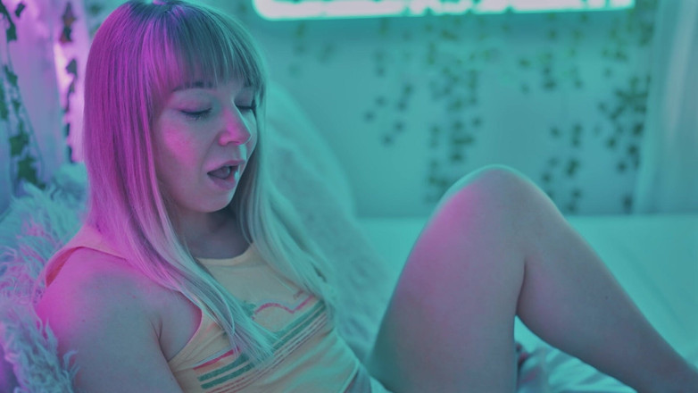 Jolie Lyon: Ibu tiri ini lagi asik muasin memeknya sendirian di rumah