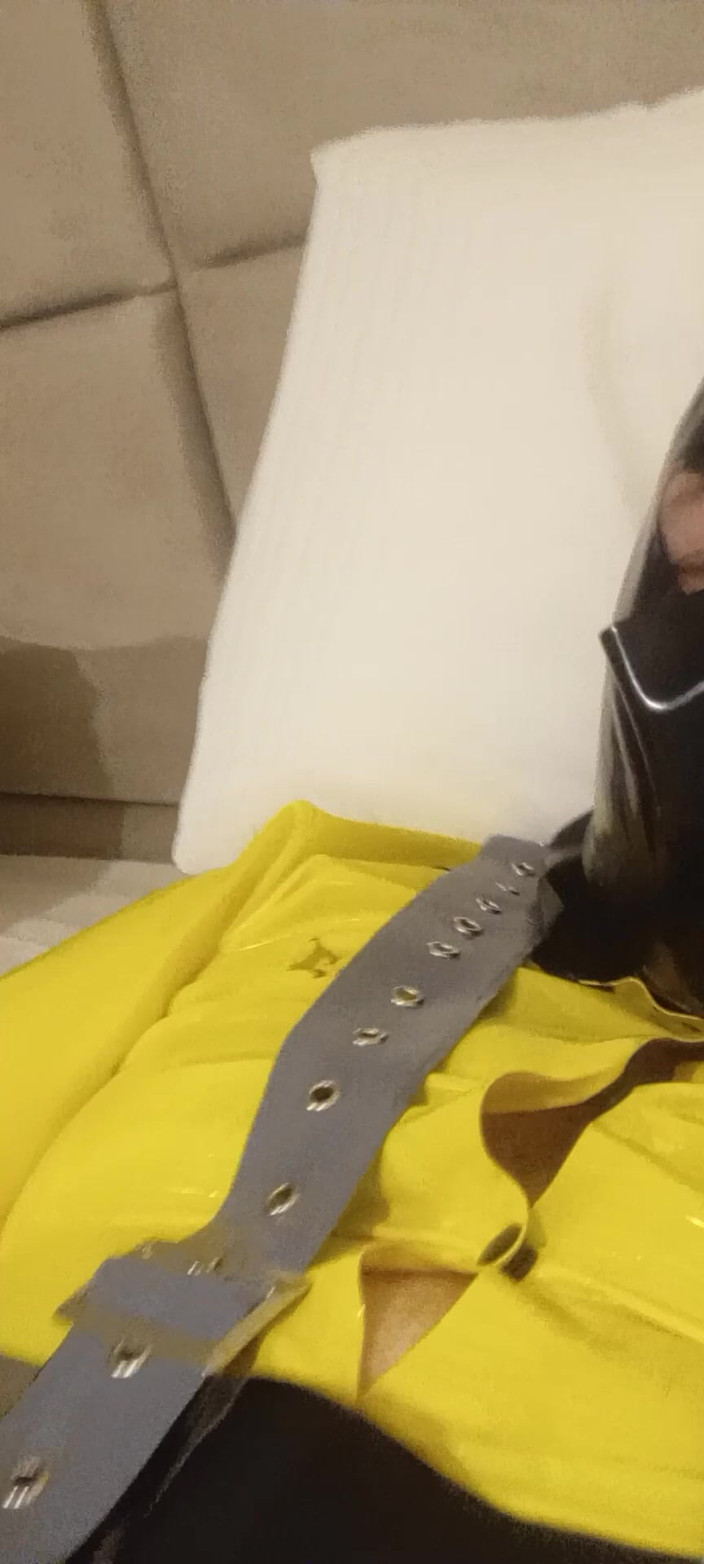 Latex Boy: Latex vis-à-vis drone hôtel