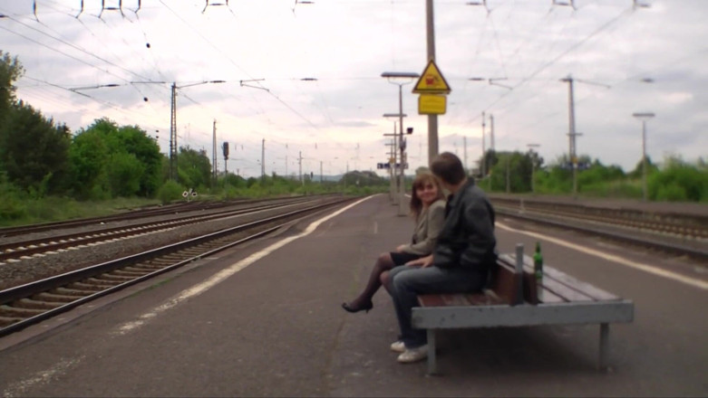 German Fuck Movie: 家庭主妇在平台上被勾引并被干