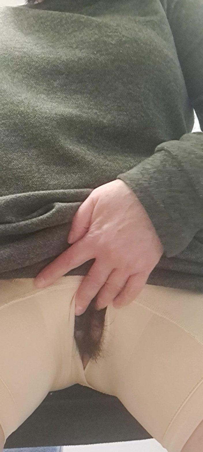 Mommy big hairy pussy: 母が大きなパンティの穴から太った秘部を引き出す