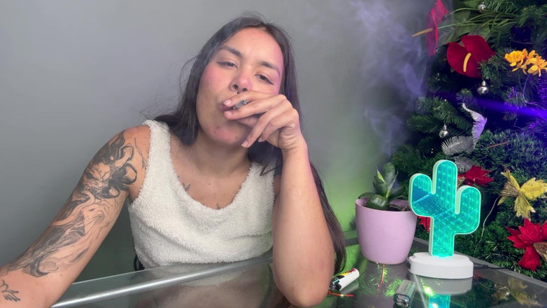 Rollerpublic: Une fille rebelle offre sa Cigaretterette à l’autre