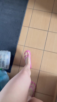 SUDUT PANDANGAN PERTAMA: Bunyi Flip-Flops Walking