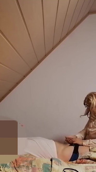 Blonde montel mahu menunggang zakar saya lagi pada waktu pagi, tanpa menanggalkan kasutnya, dia duduk di atas saya