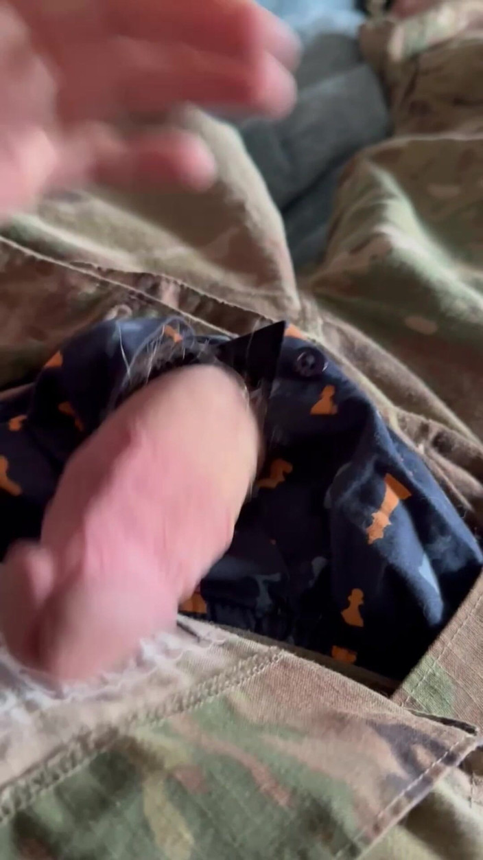 Gay Soldier Stuff: Specialistul armatei masturbează o încărcătură groasă cremoasă după o săptămână în câmp...