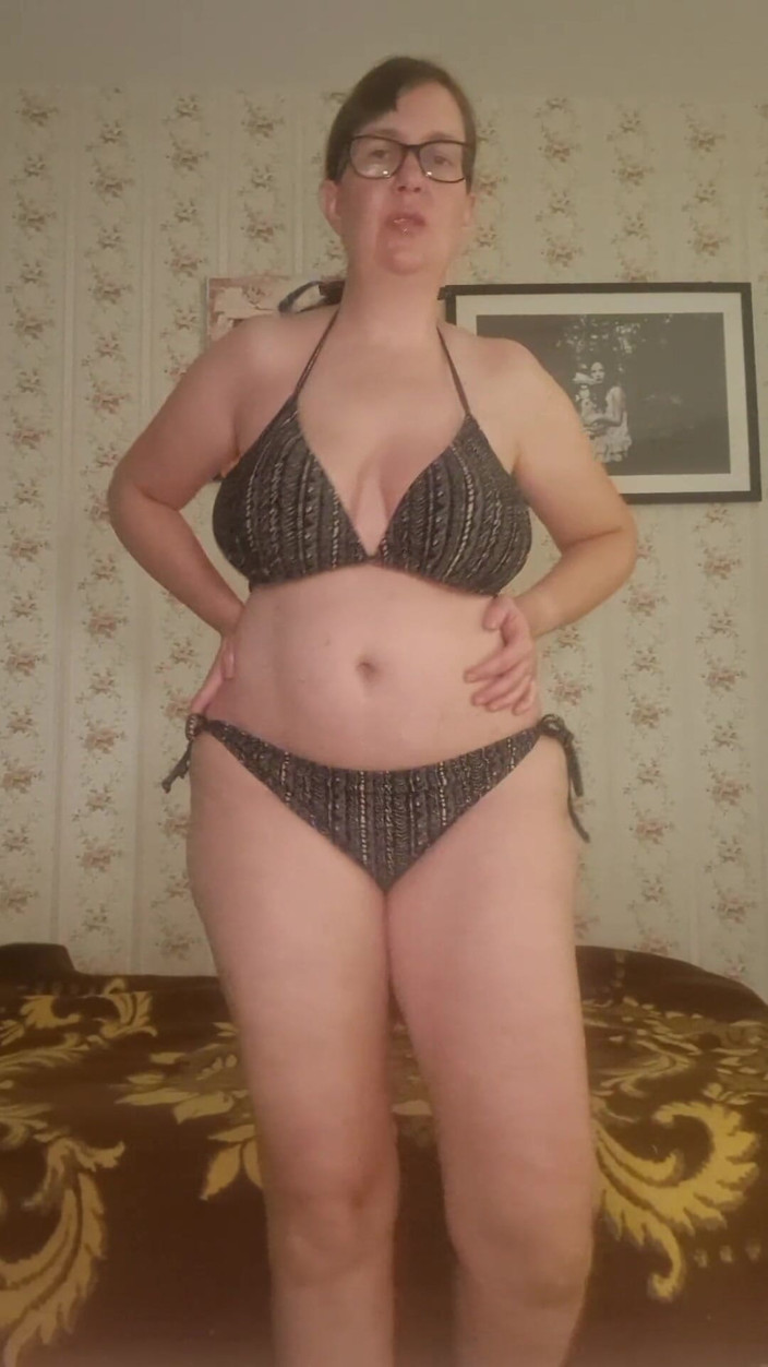 QueenJoo: MILF Strips Dan Melancap Untuk Orgasme