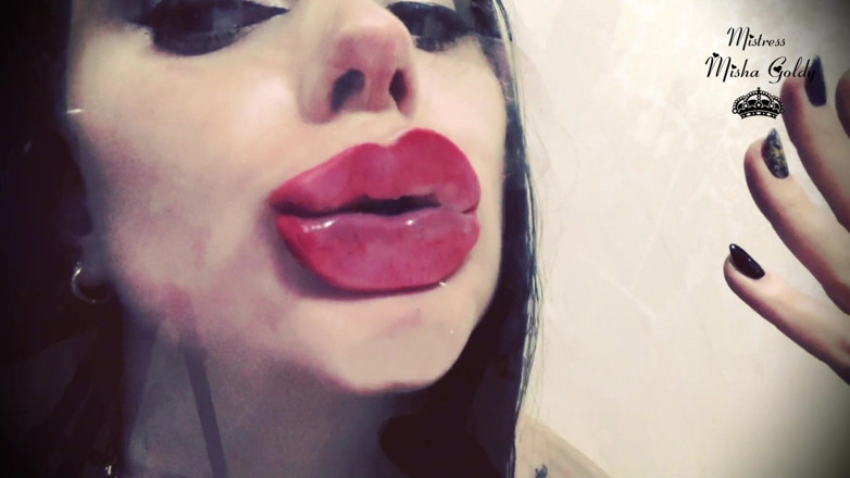 Goddess Misha Goldy: Buze roșii imprimă peste sticlă și frenchkissing