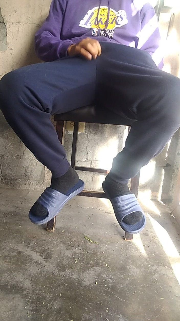 AlexAlejandro13: Assis sur une chaise pendant que je me masturbe devant...