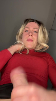 Transsexuală de 18 ani ejaculează în propriul cur