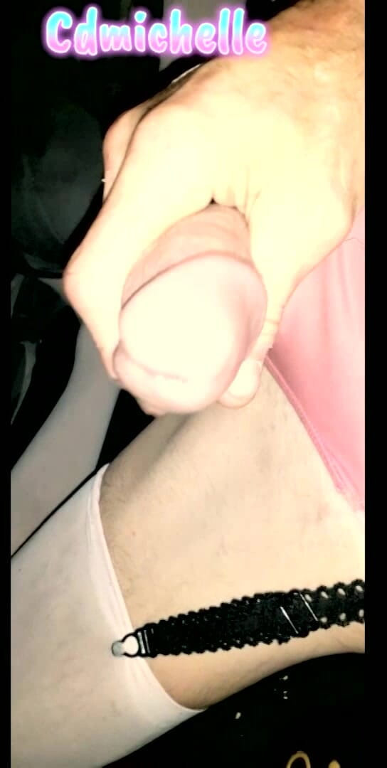 Cd Michelle lingerie: Cdmichelle सेक्सी गुलाबी अधोवस्त्र पहने हुए वीर्य निकलने तक लंड हिला रही है