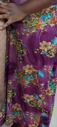 Une desi mallu sexy se fait masser à poil avec une grosse bite avec des embrassades étroites