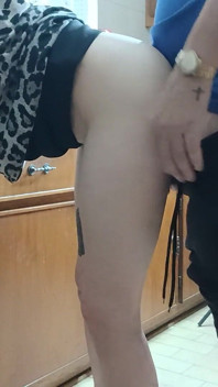 我的饥渴继母等不及要再次操我完美的阴户了