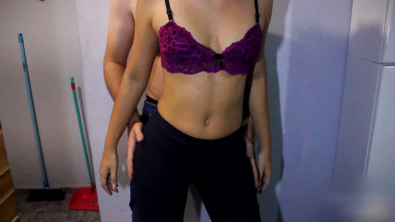 College-couple: Pengisaran assjob seluar yoga, pancutan bonggol kering dalam seluar, bingkap