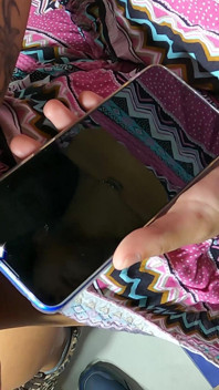 O mamă sexy braziliană necunoscută îmi apăsa pula cu telefonul ei în tren - atingere cu expunere de pulă