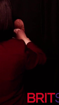 Británica de 19 años en uniforme chupa polla en el gloryhole