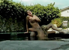 Lesbo Tube: Due ragazze calde che giocano a bordo piscina