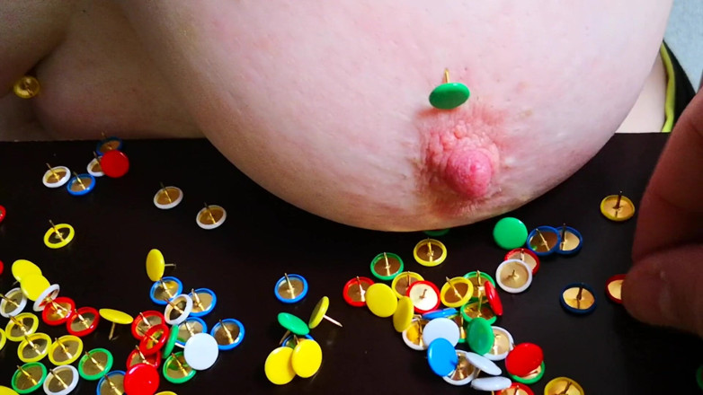 Bouncy Tits Action: Spingi i miei capezzoli nelle stacks