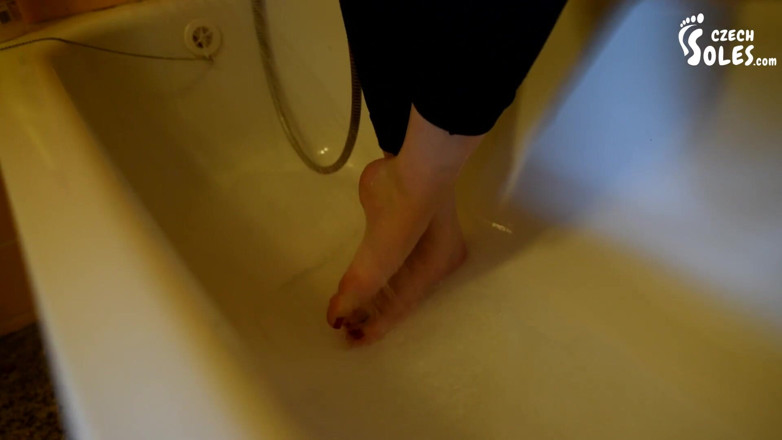 Czech Soles - foot fetish content: Jovencita lavando y cepillando sus pies descalzos
