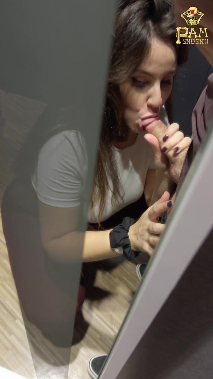 Pamsnusnu: 大奶宝贝在试衣间试穿衣服，最后吮吸鸡巴