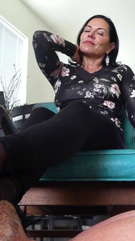 Geobjectificeerde beta maakt de perfecte voetenbank! (super stinkende nylons)!!