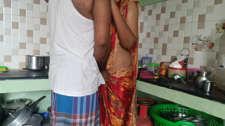 Pushpa studio: Домашня дружина смокче сусіда на кухні, коли чоловіка немає вдома