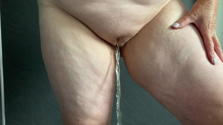 Mr MF: Nyonya wanita dewasa dengan kaki kencing untuk penggemarnya